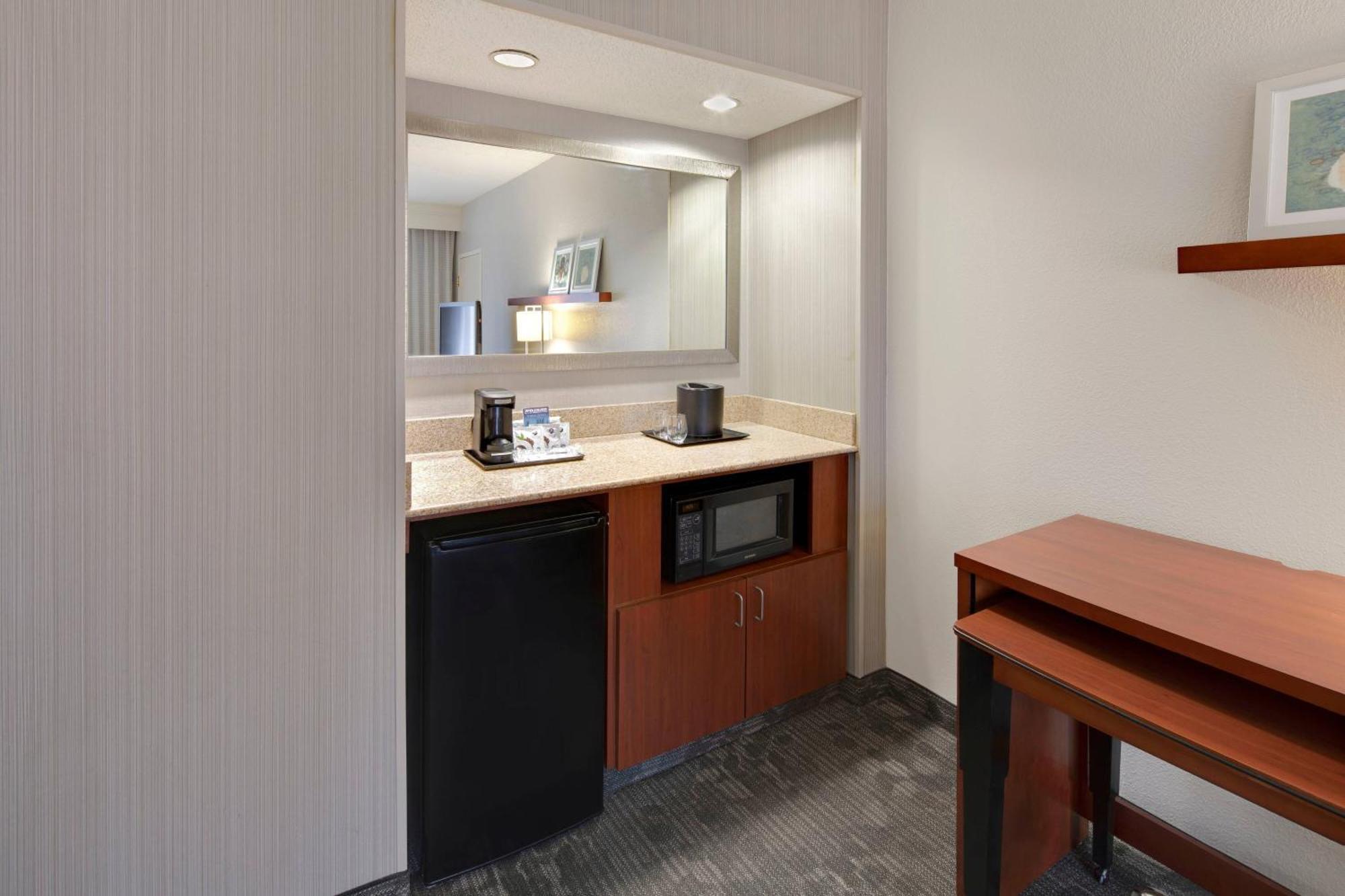 Courtyard By Marriott Atlanta Windy Hill/ballpark 3*