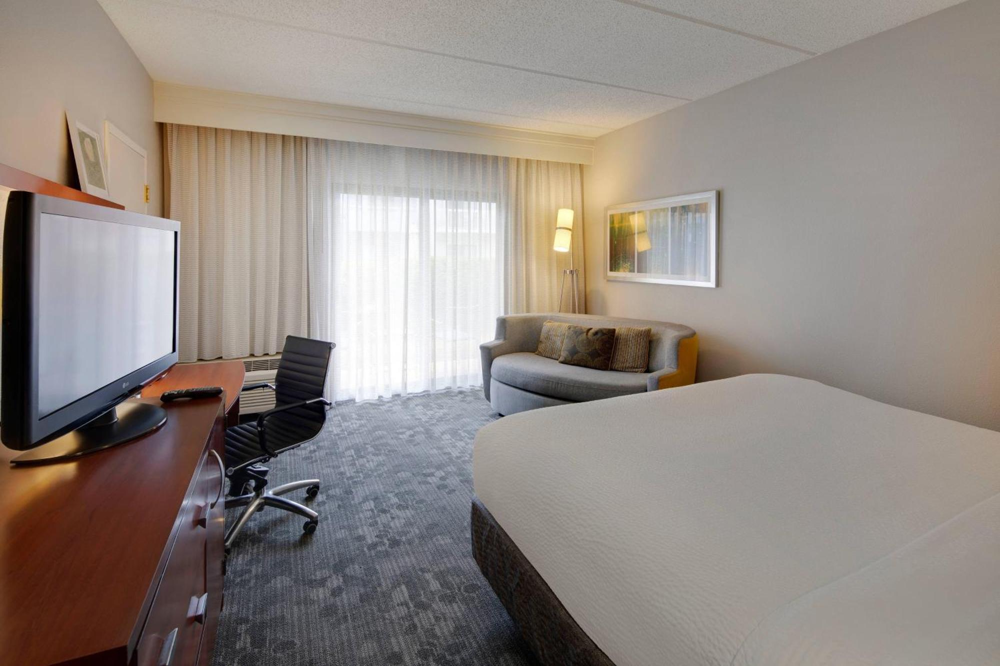 Courtyard By Marriott Atlanta Windy Hill/ballpark Hotel 3*