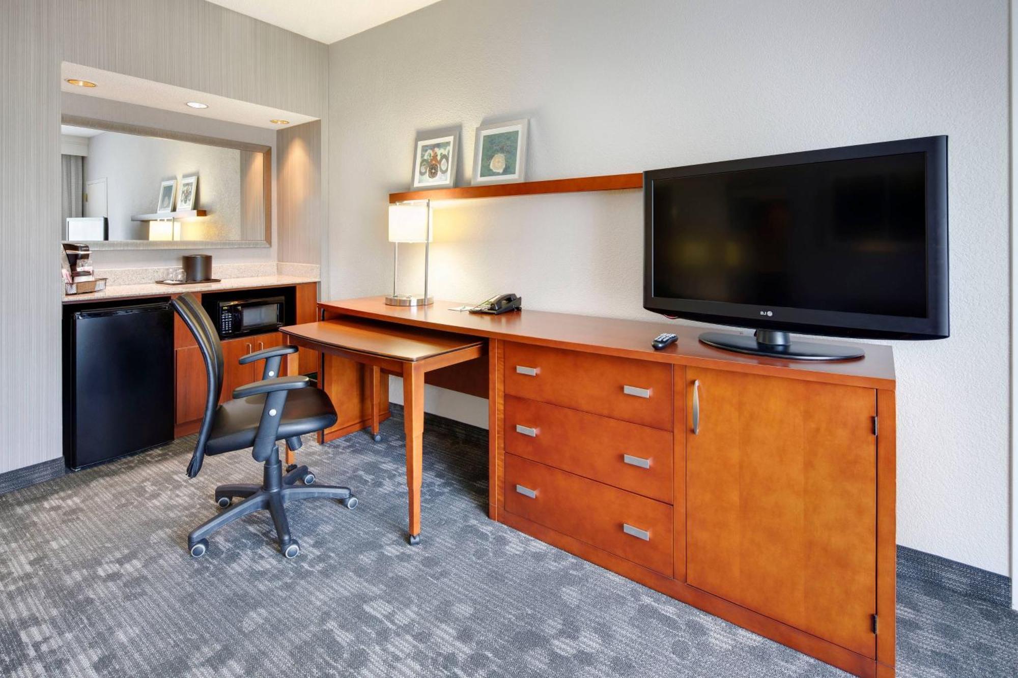 Courtyard By Marriott Atlanta Windy Hill/ballpark Hotel