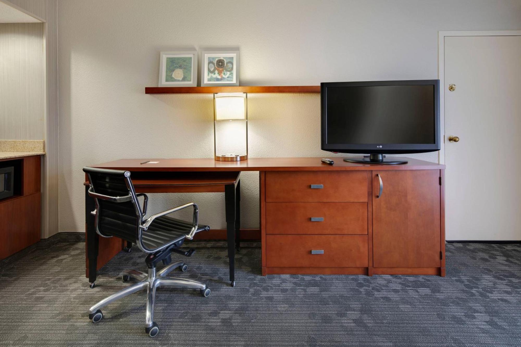 Courtyard By Marriott Atlanta Windy Hill/ballpark Hotel 3*