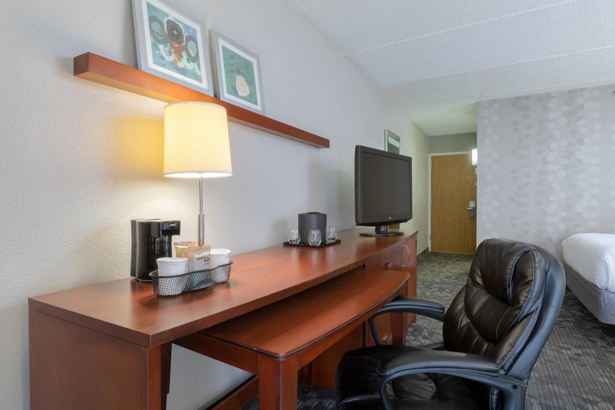Courtyard By Marriott Atlanta Windy Hill/ballpark